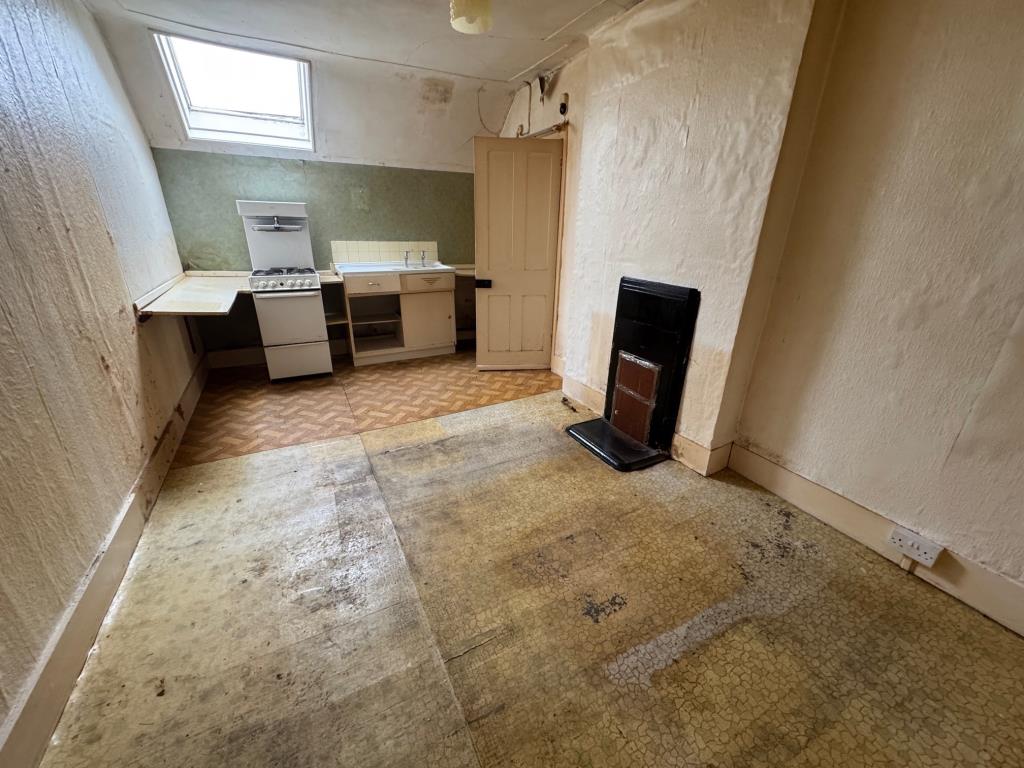 Lot: 163 - DETACHED THREE STOREY PROPERTY FOR TOTAL REFURBISHMENT - Kitchen-dining room
